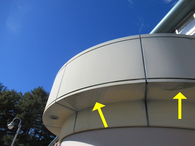 南都留郡富士河口湖町で観光ホテル鉄部の軒天に雨染みがある様子