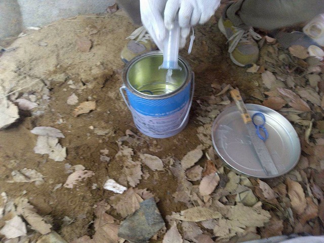 西八代郡市川三郷町で倉庫の外壁基礎をエポキシ樹脂の充填でひび割れ補修する様子