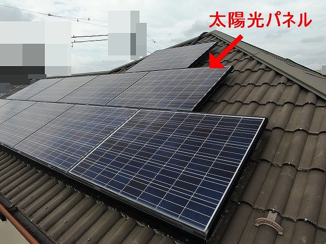 甲府市でセメント瓦屋根に太陽光パネルが設置されている住宅