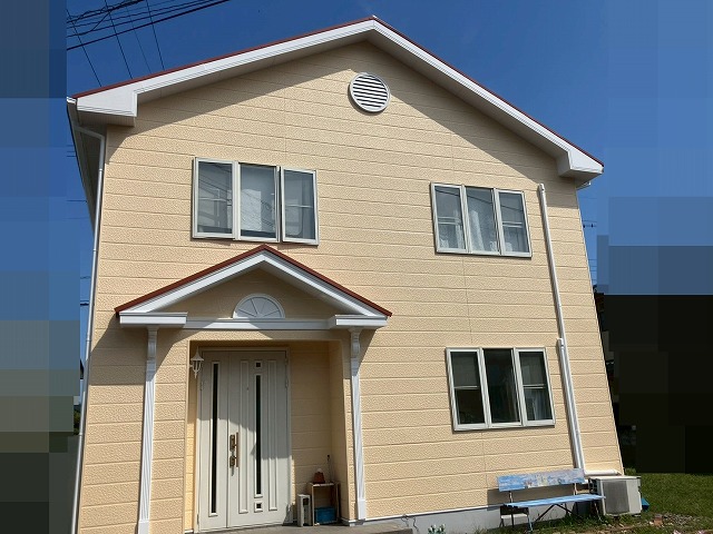 山梨市で塗膜が劣化した破風・鼻隠し・換気ガラリ（化粧飾り）の塗装ビフォーアフター