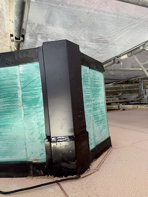 笛吹市で下屋根の板金交換を行う様子