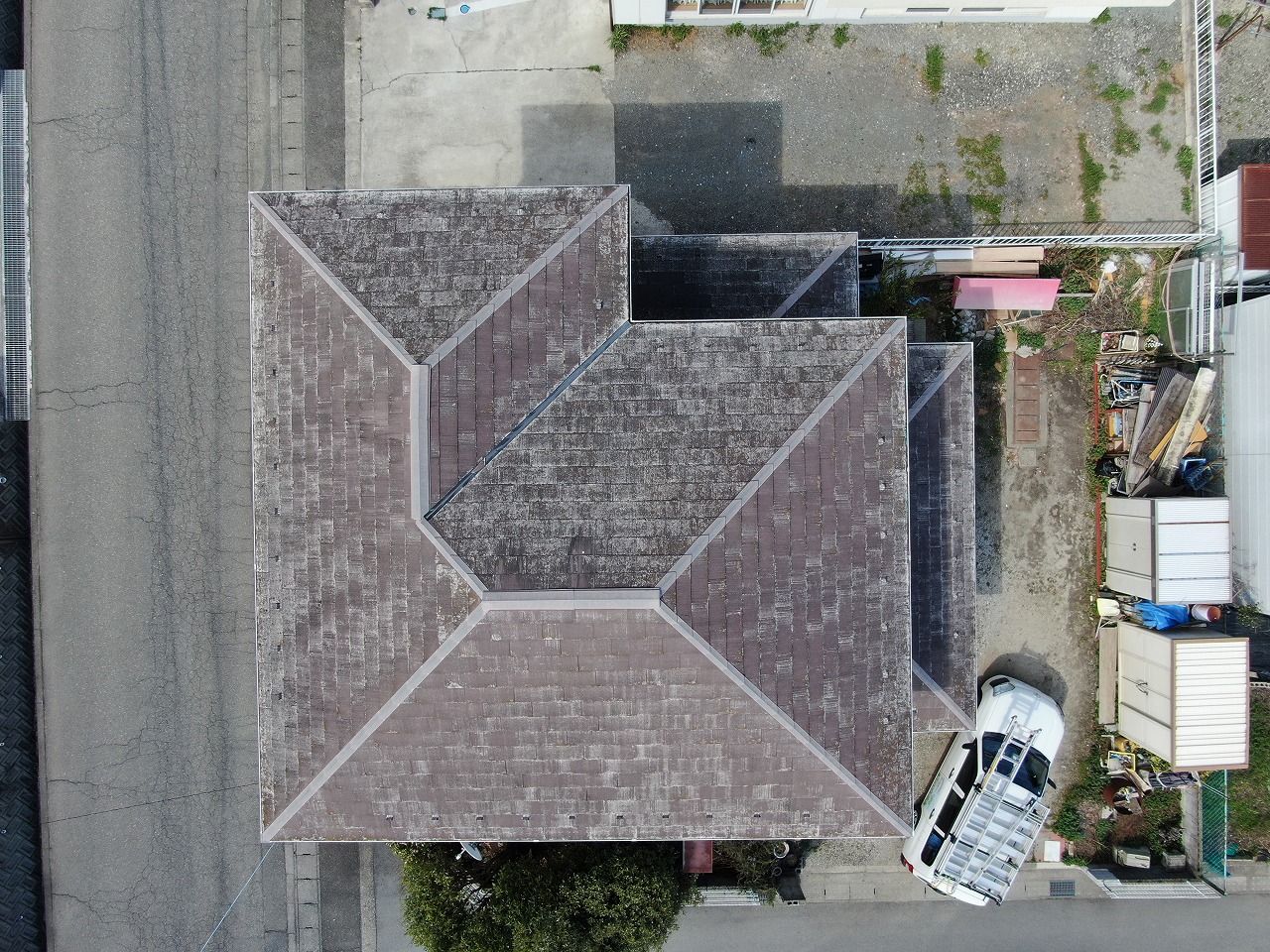 甲斐市でドローンを使用した屋根点検でスレートの状態をチェック
