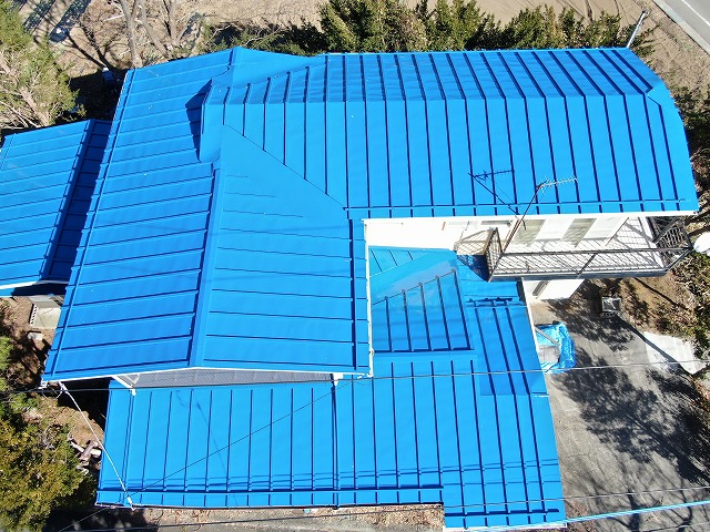富士河口湖町でハイパーユメロックを使って屋根塗装！雨漏りに強く＆明るい雰囲気の住宅に！