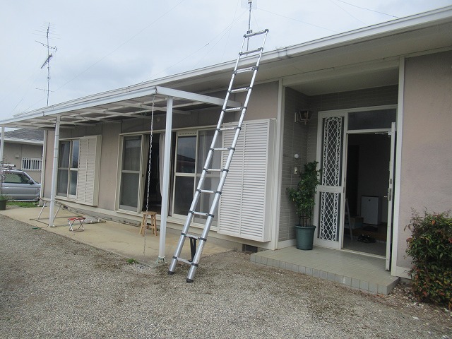 北杜市の平屋住宅の塗り替えを脚立足(4万円)で行いブラウン外壁にカラーチェンジ！