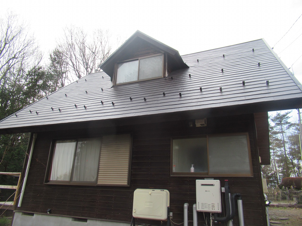 北杜市で急勾配の三角屋根が目立つ住宅の屋根塗装工事を行いました