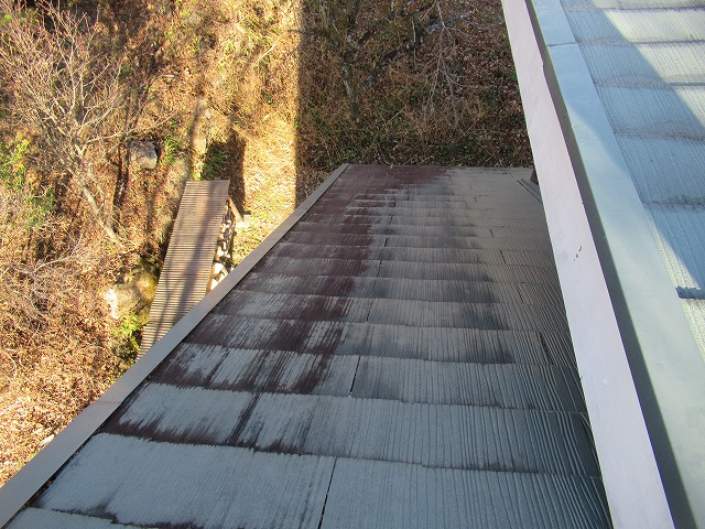 北杜市の別荘で屋根塗装工事が始まり、高圧洗浄を行いました