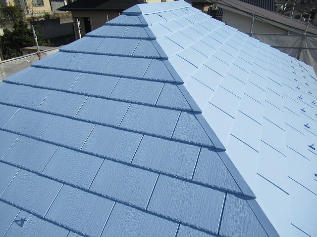 甲斐市で棟板金が剥げたセメント瓦屋根をサーモアイ４F(フッ素遮熱塗料)で艶々に塗装