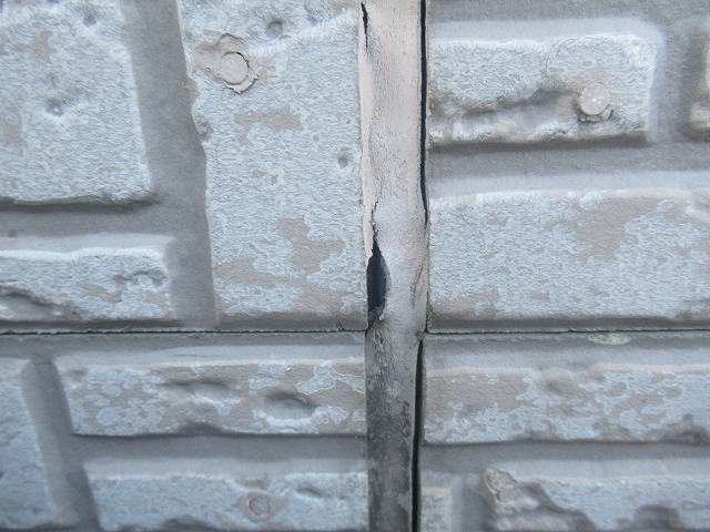 北杜市の至る所の目地(めじ)が傷み、防水性が低下した住宅でシーリング工事を施工！