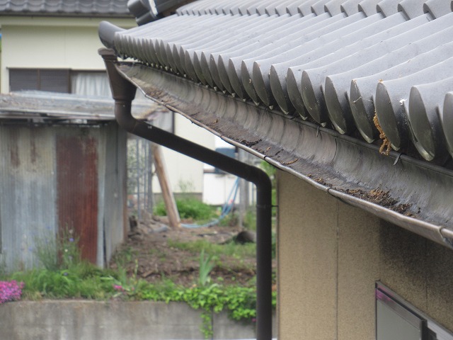 甲斐市　雨樋　開き　破損