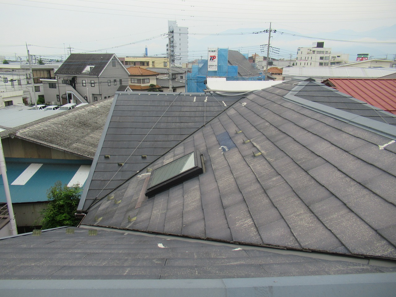 甲府市で天窓と温水器のあるスレート屋根の塗装工事を行いました