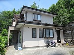 甲府市で外壁塗装を行い、白色の外壁が建物全体を爽やかな印象に変えました