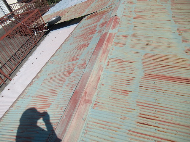 甲府市の折半屋根を下地処理・錆び止め剤塗布後、シリコンルーフⅡで塗装工事しました