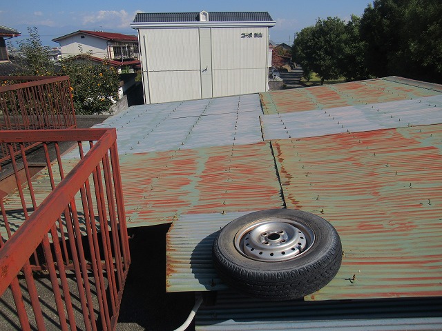 甲府市の折板屋根の浮きをタイヤの重さで押さえている住宅で現地調査を実施