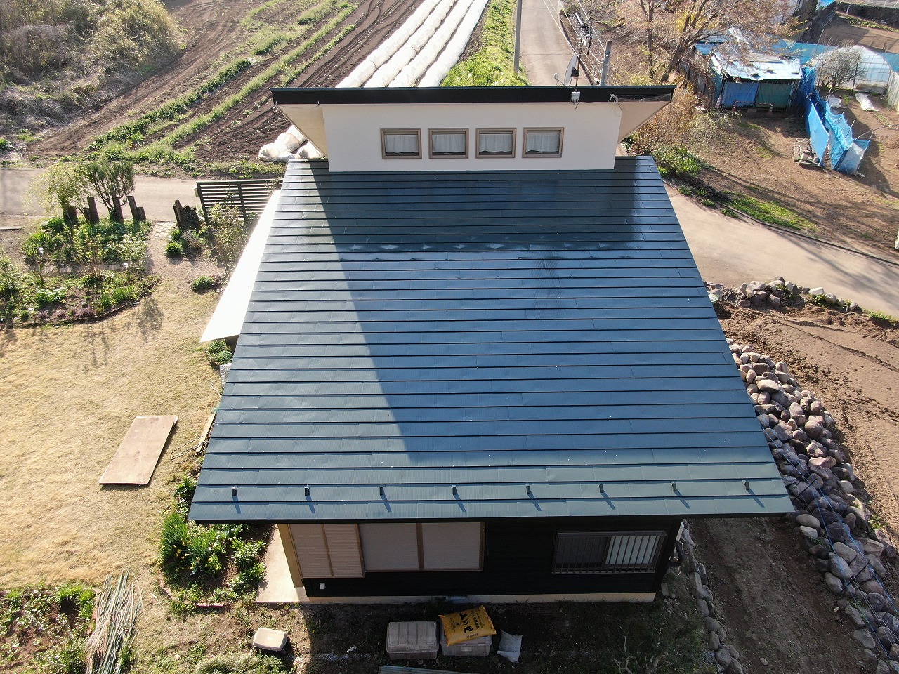 北杜市で勾配のあるガルバリウム鋼板屋根の塗装工事を行いました