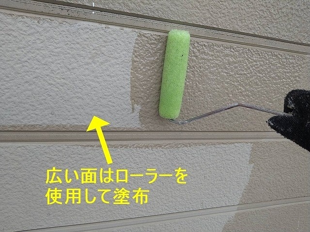 甲府市でローラーを使用して下塗り（シーラー）を行う様子