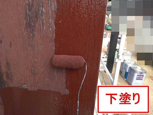 大月市でローラーを用いて下塗りを行う木部出窓