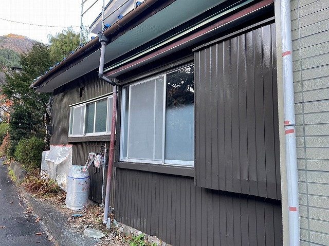 富士河口湖町でシリコンルーフⅡを使用してトタン外壁塗装、普通の外壁塗装との違いとは？