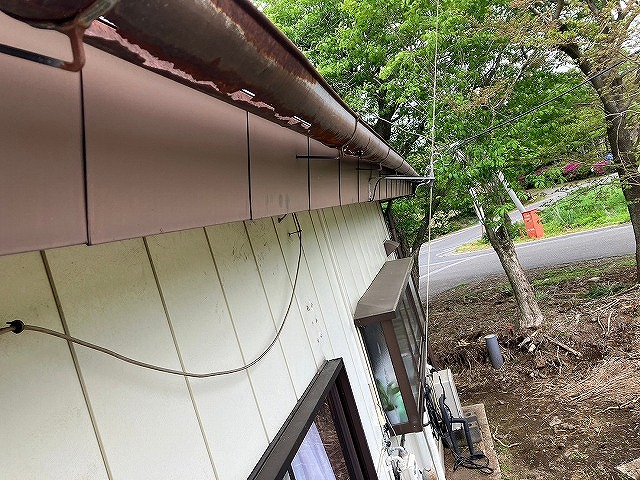 富士河口湖町で錆びて落下・穴のある雨樋を新しい物に交換・取付けしました