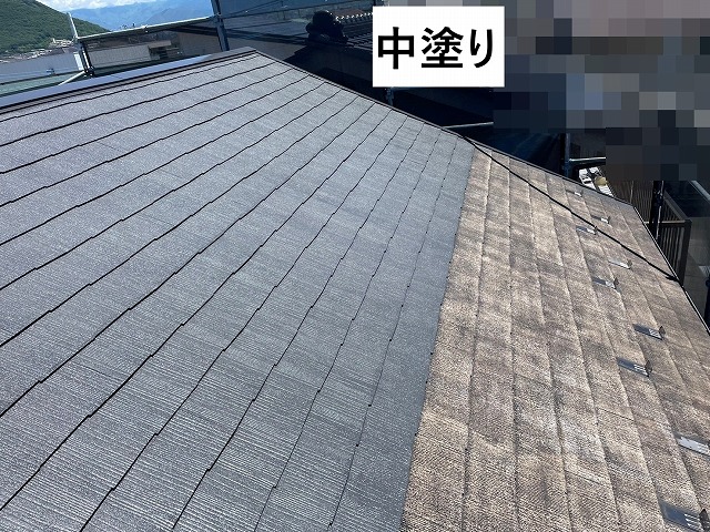 甲府市　屋根外壁塗装工事　屋根中塗り　ファインパーフェクトベスト