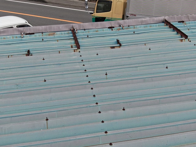 南アルプス市で事務所の屋根塗装の見積もりに伺った結果、軒天井からの漏水を発見