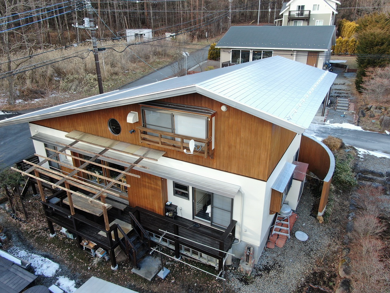 北杜市で外壁が木とモルタルに分かれている住宅の塗装工事を行いました