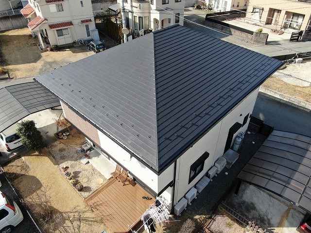 南アルプス市の閑静な住宅街で経年により機能が低下しているスレート材の屋根をフッ素塗料で施工しました！