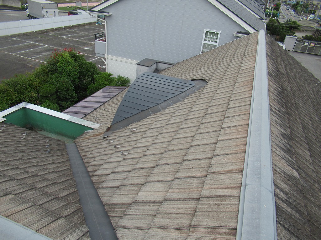 笛吹市の緑豊かな住宅様にて屋根の塗膜が劣化していたた塗装工事を行いました