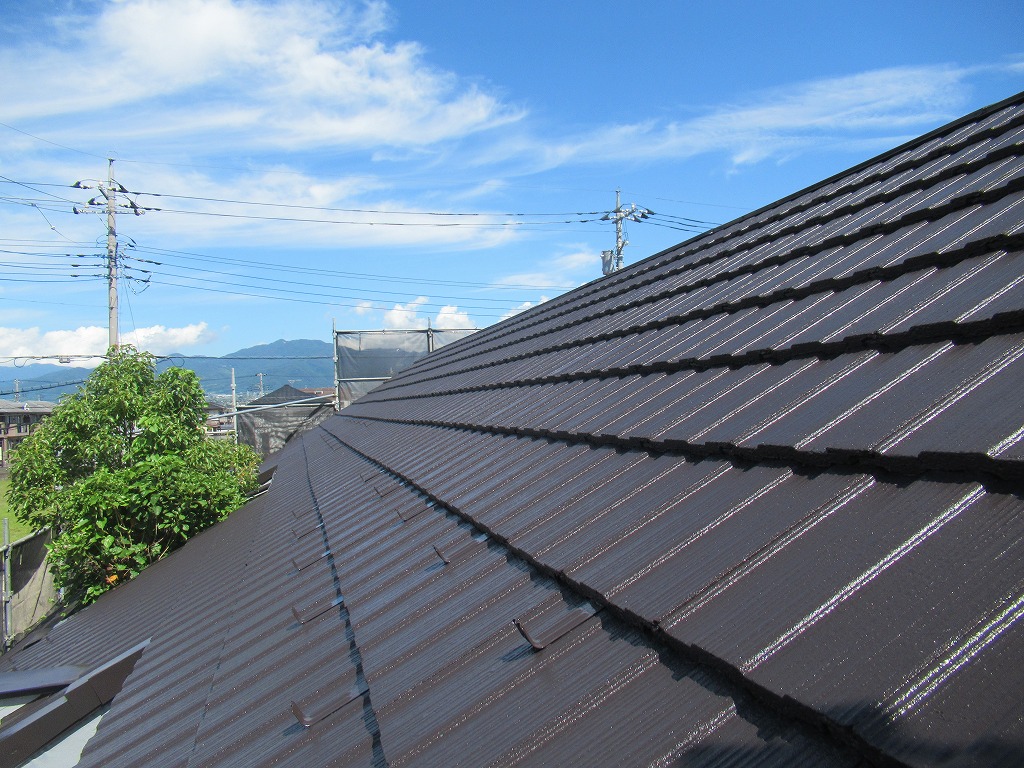 笛吹市の緑豊かな住宅様にて屋根の塗膜が劣化していたた塗装工事を行いました