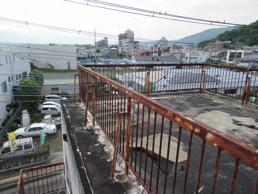 甲府市の住宅にてサビが発生していた屋上手摺などの鉄部塗装を行いました