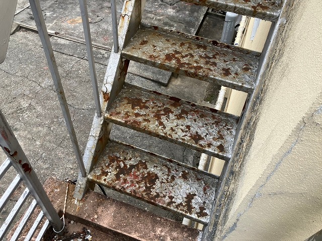 甲府市の住宅で錆に侵された鉄階段を発見！このまま放置すると最悪倒壊も！？