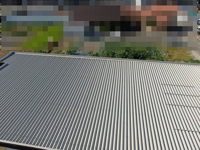 中央市の折板屋根を、ハイポンファインデクロ・ファインルーフで３度塗り/塗装前の大事な下準備とは？