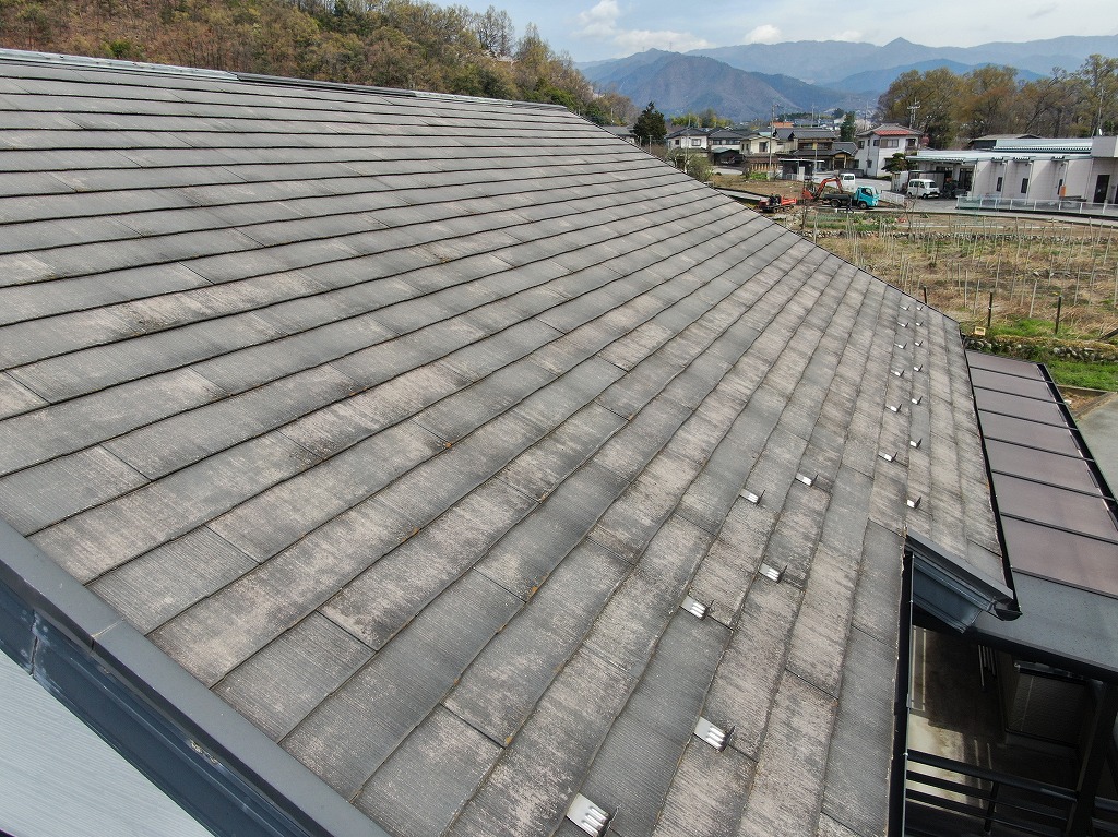 山梨市にて住宅において機能が低下してしまった屋根の塗装を行いました