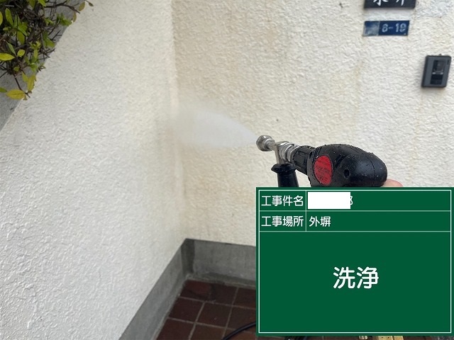 東大阪市日下町にて、汚れの蓄積された外壁と屋根の洗浄作業を作業を 