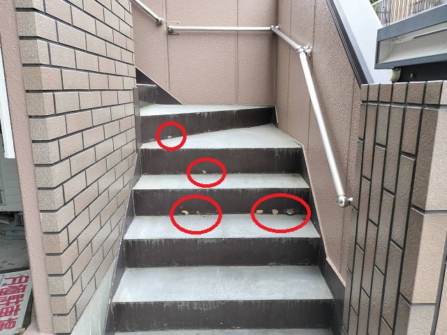 平野区平野本町にて錆びた階段鉄部をケレン清掃、錆止めを塗り下地を整えました！
