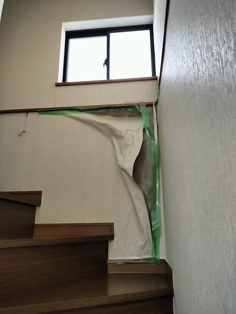 寝屋川市国松町にて台風の日に雨漏りし壁紙が濡れたお家に現地調査に伺いました。