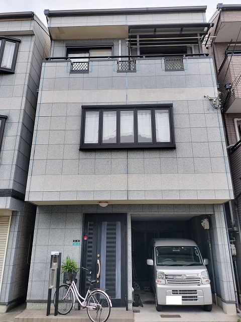 平野区長吉川辺にて築２０年のコーキング破断した外壁サイディングの無料調査へ！