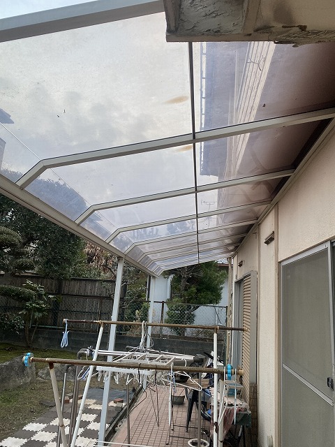 東大阪市日下町にて、塗装工事における足場を組む前の準備として雨よけのパネルを外しました。