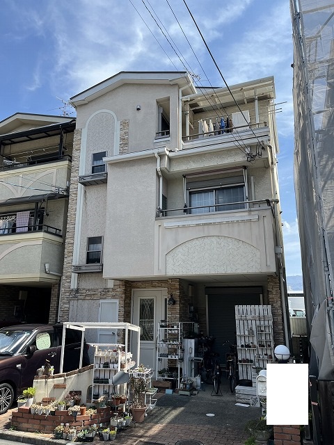 東大阪市新庄にて、継ぎ目のひび割れてしまったパワーボードのお家の現地調査に行きました。