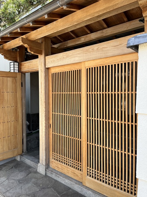 東大阪市北石切町にて、木製の門扉と軒裏をキシラデコールで塗装をしました。木材の特性である木目調を残しながら塗装をします。