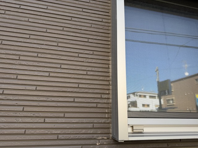 窓のサッシ廻りのコーキングも同様に劣化している