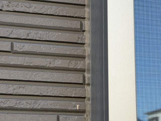 窓際と外壁。隙間から雨水が入る危険性がある