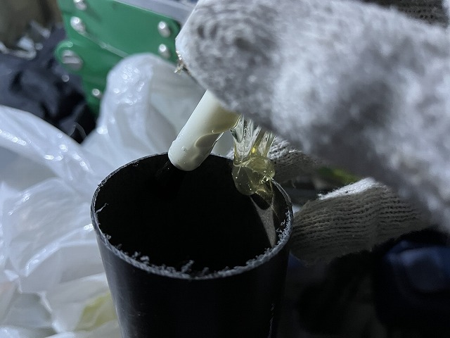 接着剤を塗ります