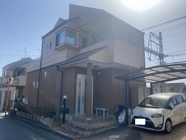 東大阪市上石切町にて、苔の発生してしまったお家の現地調査へ行きました。屋根は塗装ができない瓦だったのでカバー工法でのご提案となります。
