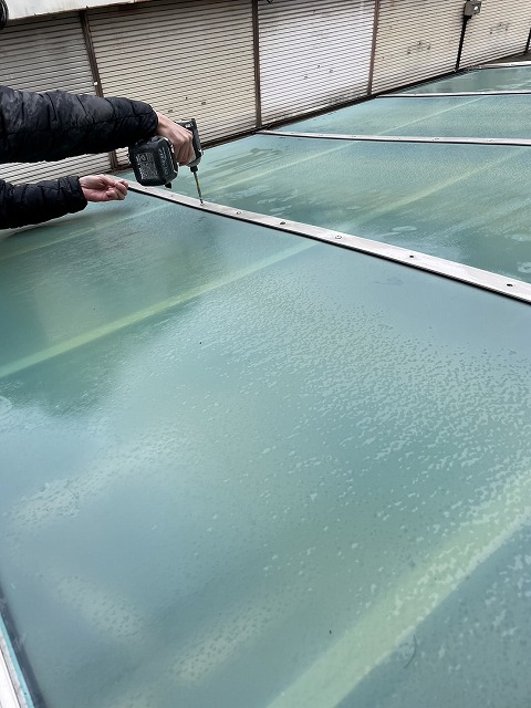 八尾市太子堂にて足場解体後に外していたカーポート屋根パネルを水洗いして復旧しました！