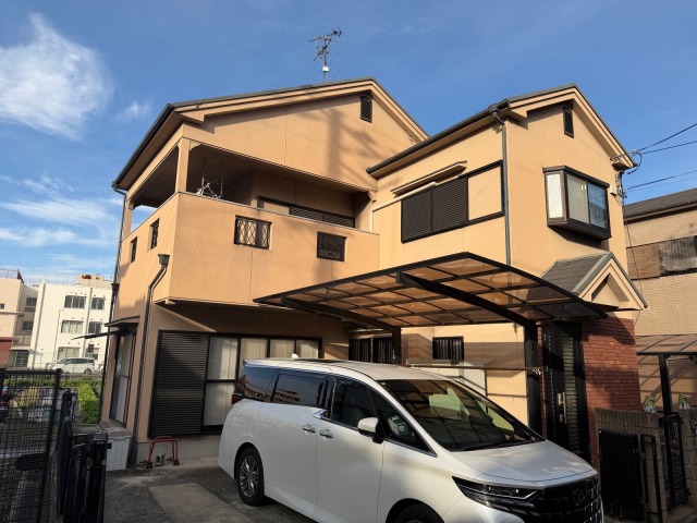 松原市別所のI様邸 モルタル外壁2階建て住宅の斜め全景とカーポート