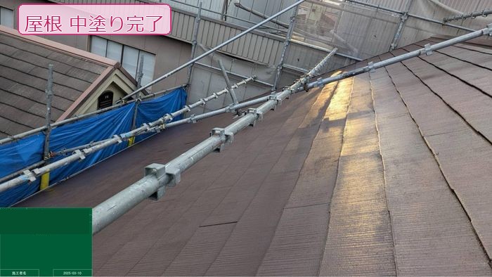 八尾市久宝寺のN様邸 屋根中塗り完了後の全景 ベース色が全面に均一に乗った状態(足場からの撮影)