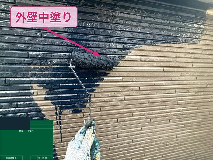 八尾市太子堂 外壁サイディング中塗り 濃色ネイビー面 KFシェアルドSi塗布中