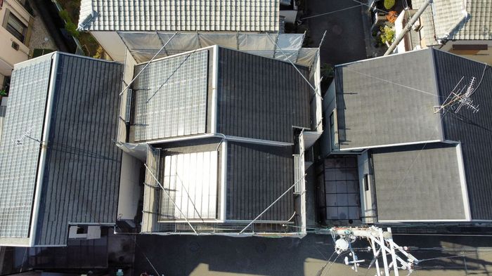 松原市別所のT様邸 ドローン空撮による建物俯瞰 屋根のソーラーパネルと足場の状況