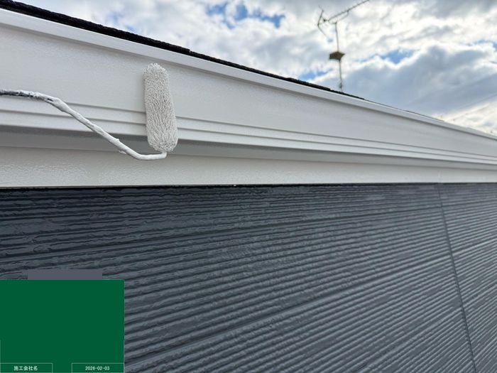 八尾市曙川東 破風板の上塗り施工中（ファインパーフェクトトップ・白色）