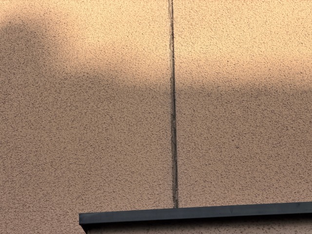 松原市別所のI様邸 モルタル外壁の目地に沿って走るクラック(ひび割れ)のクローズアップ
